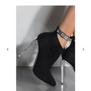Cute bootie heel (never worn)